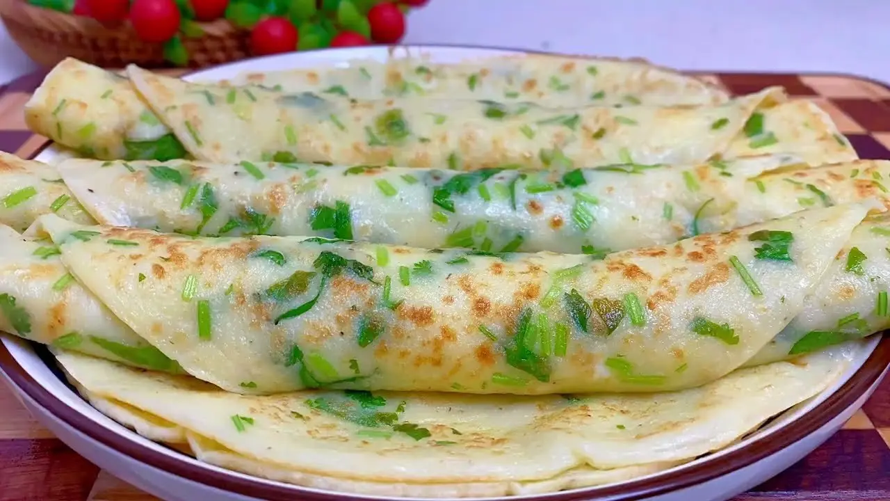 One spoonful of flour and three spoonfuls of water are all you need to make delicious egg pancakes. They're soft, chewy, tast