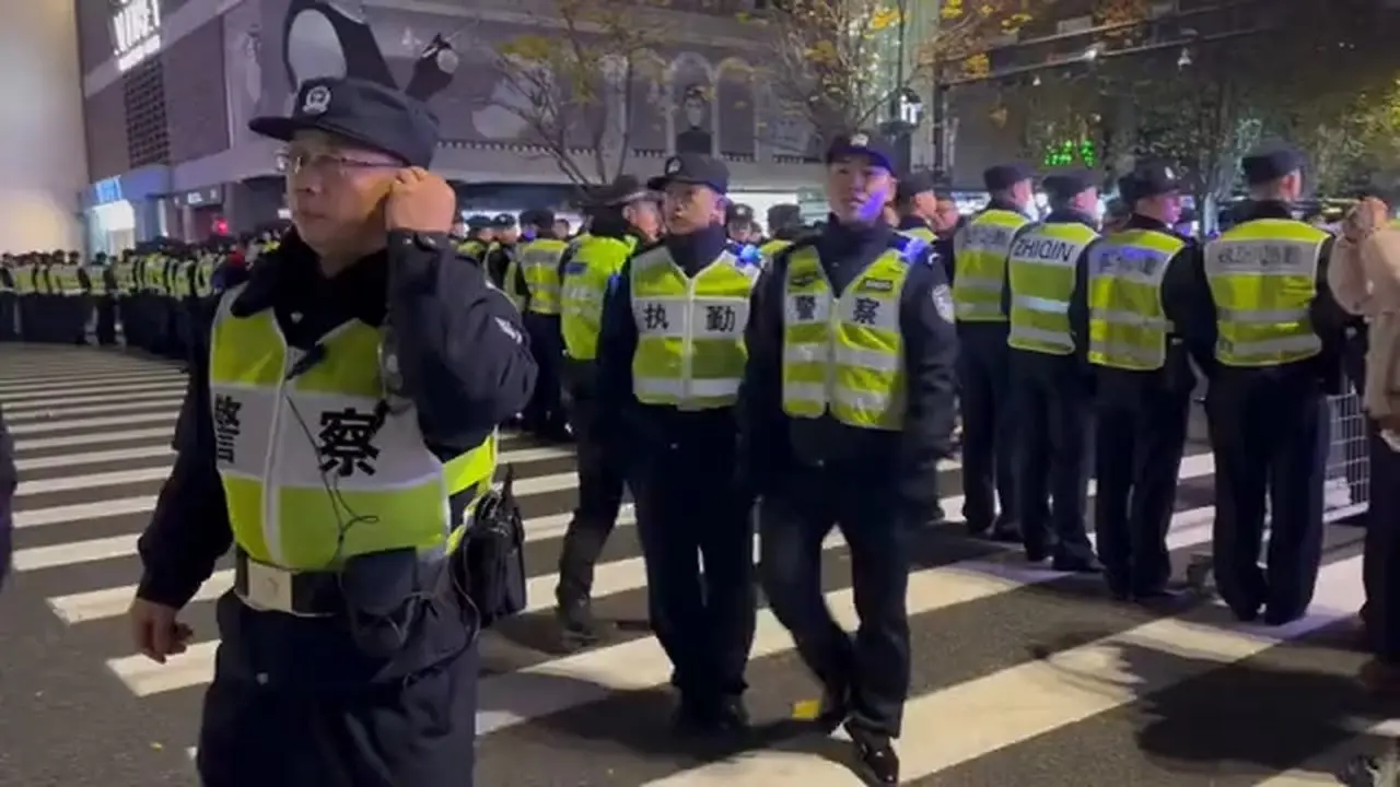 2025年12月31日晚，杭州银泰百货前集结了大批警察。网友：生怕我们把年跨了。