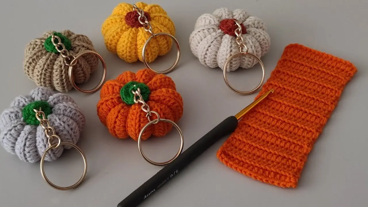 🎃Autums BEST Crochet Project for Beginners is a Pumpkin Keychain!